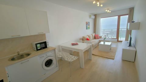 TV and multimedia, Balcony/Terrace, Kitchen or kitchenette, Living room, Seating area, microwave, oven, toaster, toaster, washing machine, kitchen