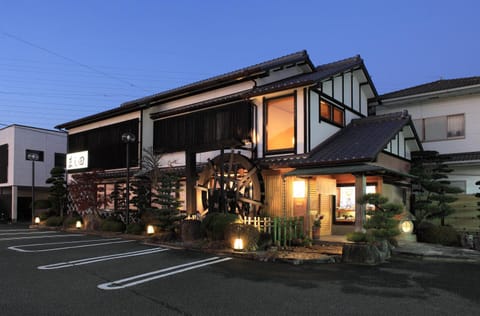 Restaurant/places to eat, Parking