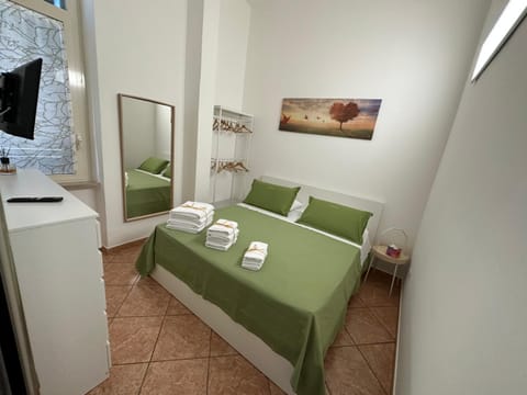 Bed, TV and multimedia, Photo of the whole room, Bedroom, towels