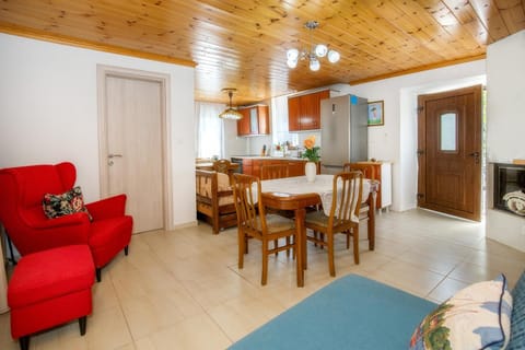 Kitchen or kitchenette, Seating area, Dining area, pet friendly