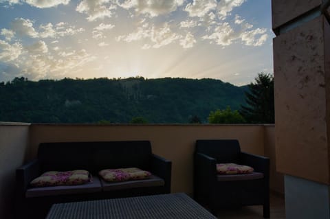 Day, Natural landscape, View (from property/room), Balcony/Terrace, Seating area, Mountain view