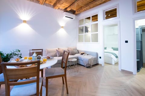 Living room, Seating area, Dining area, Bedroom, air conditioner