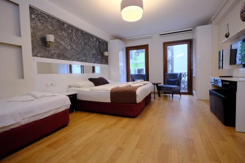 Communal lounge/ TV room, Bed, TV and multimedia, Photo of the whole room, Bedroom