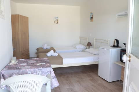 Bed, Kitchen or kitchenette, Photo of the whole room, Bedroom, towels, wardrobe