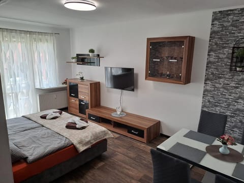 Bed, TV and multimedia, Photo of the whole room, Bedroom, hair dresser, towels