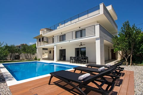 Property building, Patio, Day, Pool view, Swimming pool, sunbed