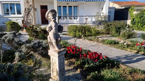 Property building, Facade/entrance, Spring, Garden, Balcony/Terrace, Garden view