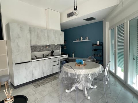 Kitchen or kitchenette, Dining area, pet friendly, stove