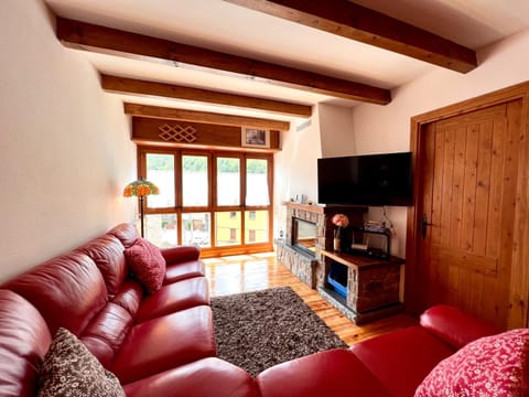 Communal lounge/ TV room, TV and multimedia, Living room, Seating area, Evening entertainment