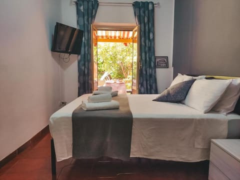 Patio, Bed, TV and multimedia, Photo of the whole room, Bedroom, Garden view