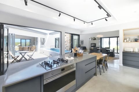 Kitchen or kitchenette, Pool view, Pool view, Swimming pool, kitchen, kitchen