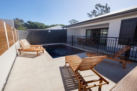 Day, Balcony/Terrace, Pool view, Swimming pool, sunbed