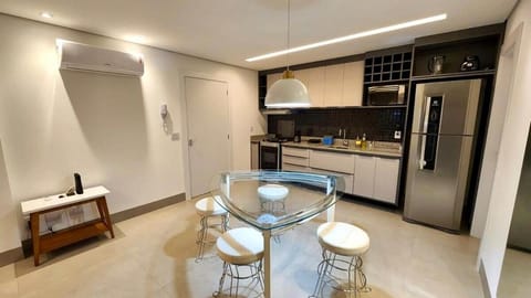 Kitchen or kitchenette, Dining area, dishwasher, minibar, oven, pet friendly, stove