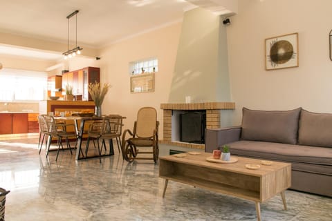 Kitchen or kitchenette, Living room, Seating area, Dining area