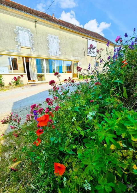 Toilet, Nearby landmark, Night, Garden, Bedroom, group of guests, cot, Family, Parking, internet