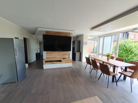 Communal lounge/ TV room, TV and multimedia, Kitchen or kitchenette, Living room, Seating area, Dining area, Evening entertainment