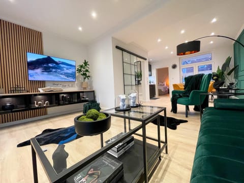 Communal lounge/ TV room, TV and multimedia, Living room, Seating area, Evening entertainment