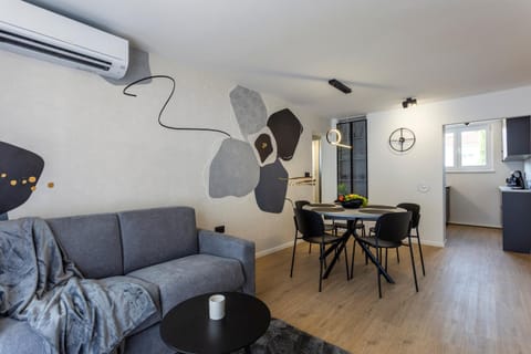 TV and multimedia, Living room, Seating area, Dining area, air conditioner