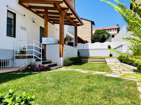 Property building, Spring, Day, Garden, Garden view