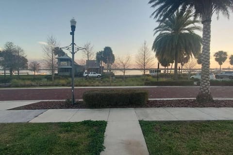 Bungalow overlooking Lake Dora! House in Tavares