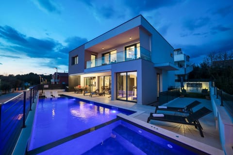 Property building, Hot Tub, Swimming pool, Dinner, Sunset, sunbed