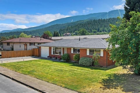 Day, Fishing, Golfcourse, Skiing, Cycling, Mountain view