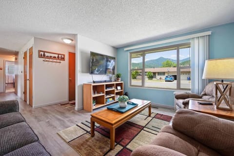 TV and multimedia, Living room, Evening entertainment