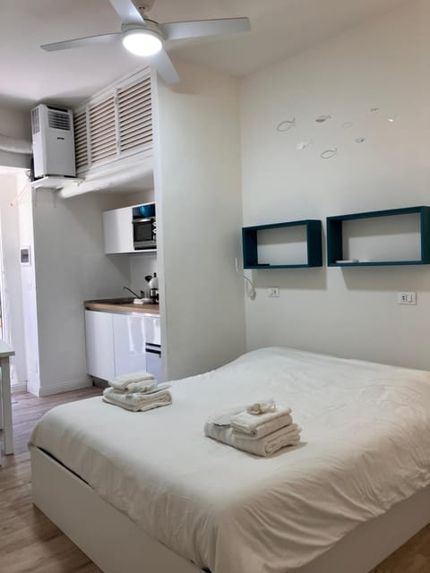 Bed, Kitchen or kitchenette, Photo of the whole room, Bedroom