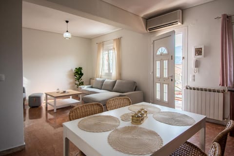 Living room, Seating area, Dining area, internet, air conditioner