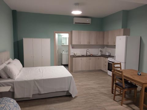 Bed, Kitchen or kitchenette, Dining area, Bedroom, stove, air conditioner