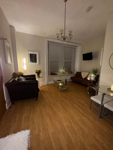 TV and multimedia, Living room, Photo of the whole room, Seating area, internet