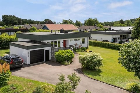 Property building, Garden, Parking