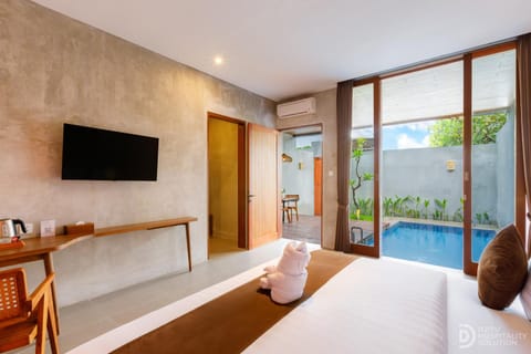 Bed, TV and multimedia, Photo of the whole room, Bedroom, Pool view, Swimming pool