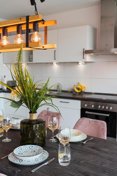 Kitchen or kitchenette, Food and drinks, Dining area, Food