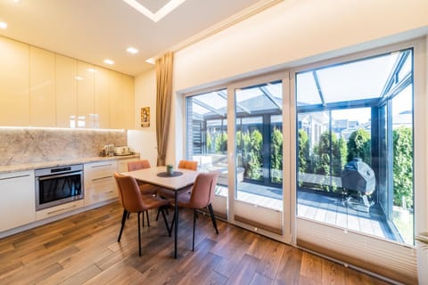 Kitchen or kitchenette, Dining area, pet friendly, stove