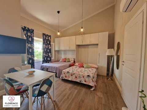 Bed, Living room, Seating area, Dining area, Bedroom, air conditioner