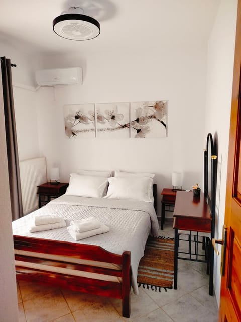 Bed, Photo of the whole room, Bedroom, towels, air conditioner