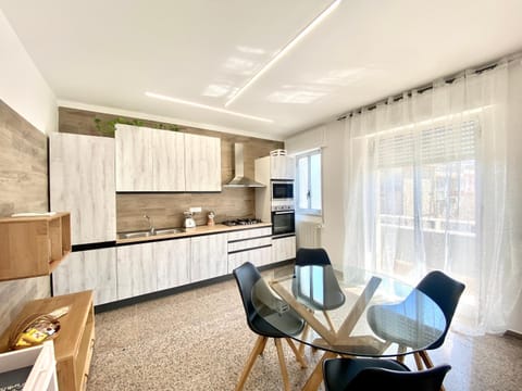 Kitchen or kitchenette, Dining area, minibar, pet friendly, stove