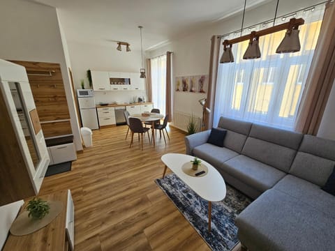Coffee/tea facilities, Kitchen or kitchenette, Living room, Dining area