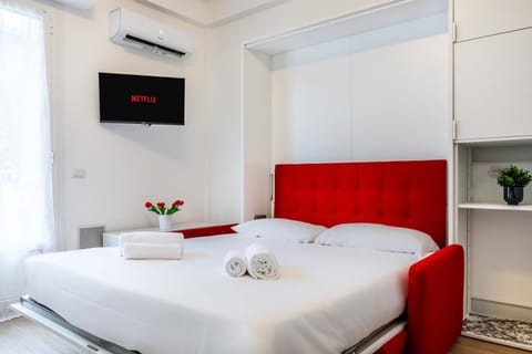 Bed, TV and multimedia, Bedroom, towels, air conditioner