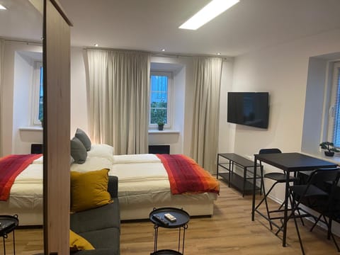 Bed, TV and multimedia, Living room