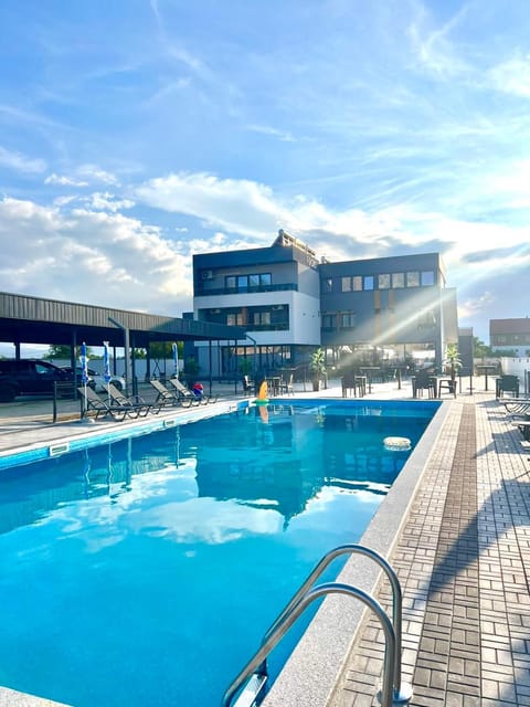 Pool view, Swimming pool, sunbed