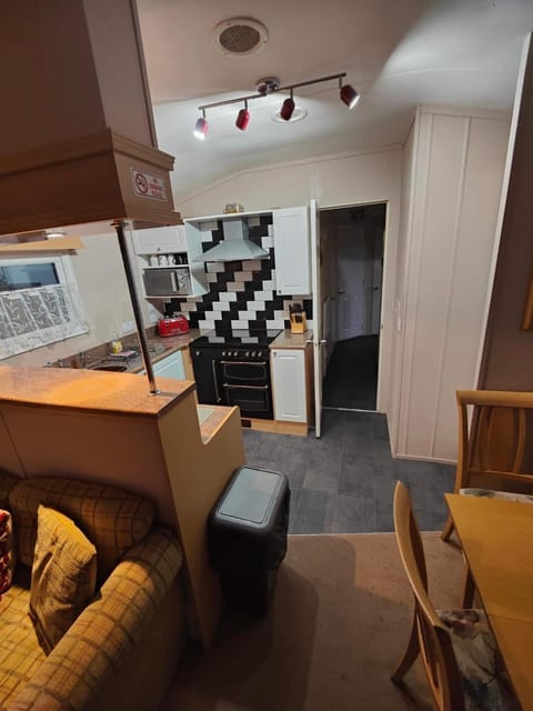 Kitchen or kitchenette, minibar