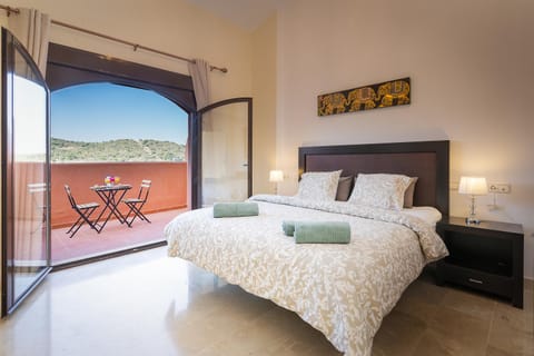 Balcony/Terrace, Bedroom, Mountain view
