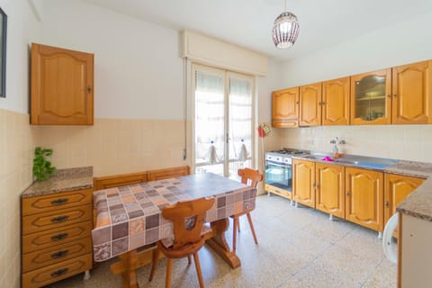 Kitchen or kitchenette, Dining area, pet friendly, stove