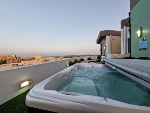 Hot Tub, Hot Tub, Balcony/Terrace, Pool view