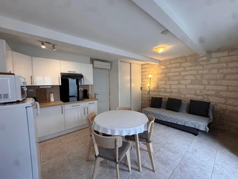 Coffee/tea facilities, Kitchen or kitchenette, Living room, Seating area, stove