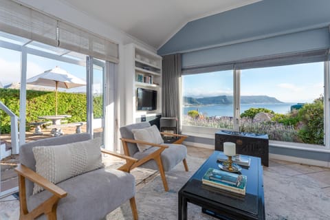 Patio, Patio, Living room, Lounge or bar, Seating area, Sea view, Sea view, Sunrise, Sunset, Inner courtyard view