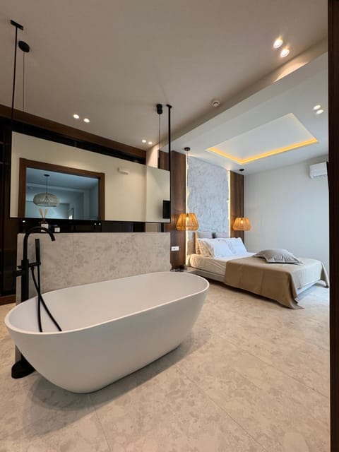 Hot Tub, Bedroom