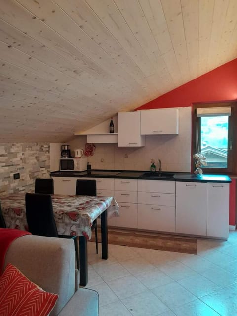 Kitchen or kitchenette, minibar